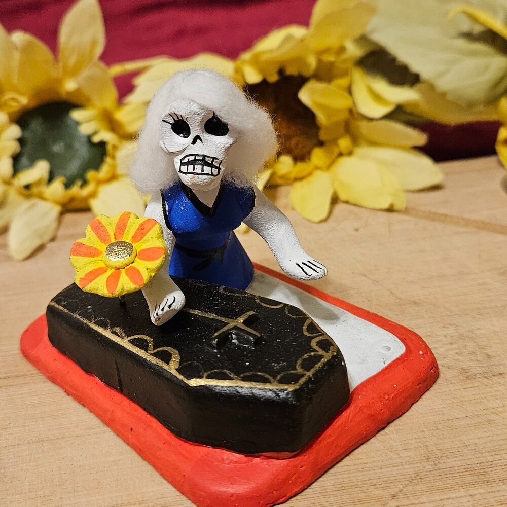 VINTAGE OAXACAN GRAVESIDE WOMAN WIRE AND CLAY SCULPTURE